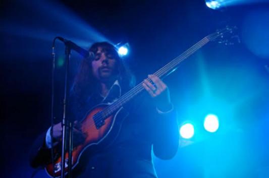 Der Bassist der Fools in Aktion bei einem kurzen Solo