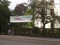 Das Transparent macht auf das Jubil&auml;um aufmerksam.